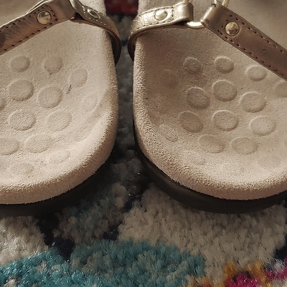 Women's Vionic Slingback Thong Sandals Metallic Gold Leather, size 9 - Picture 4 of 9